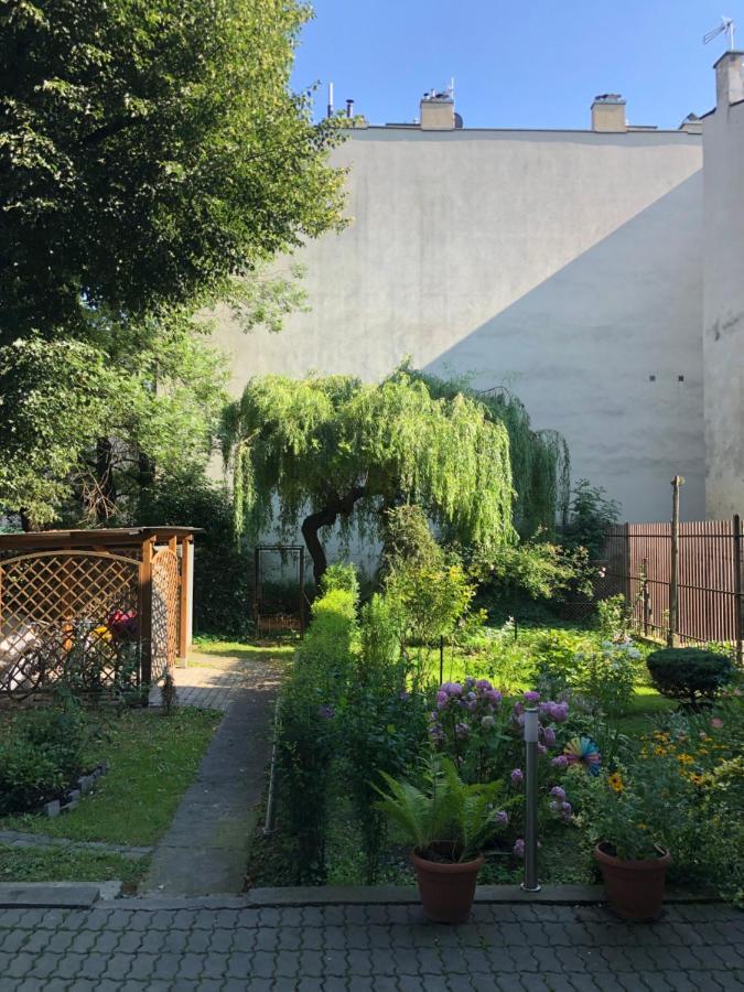 Studio Z Ogrodem Przy Starej Zajezdni Krakow Exterior photo